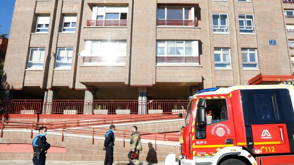 Los bomberos en la explosión de Arturo Eyríes de esta mañana. J. M. LOSTAU