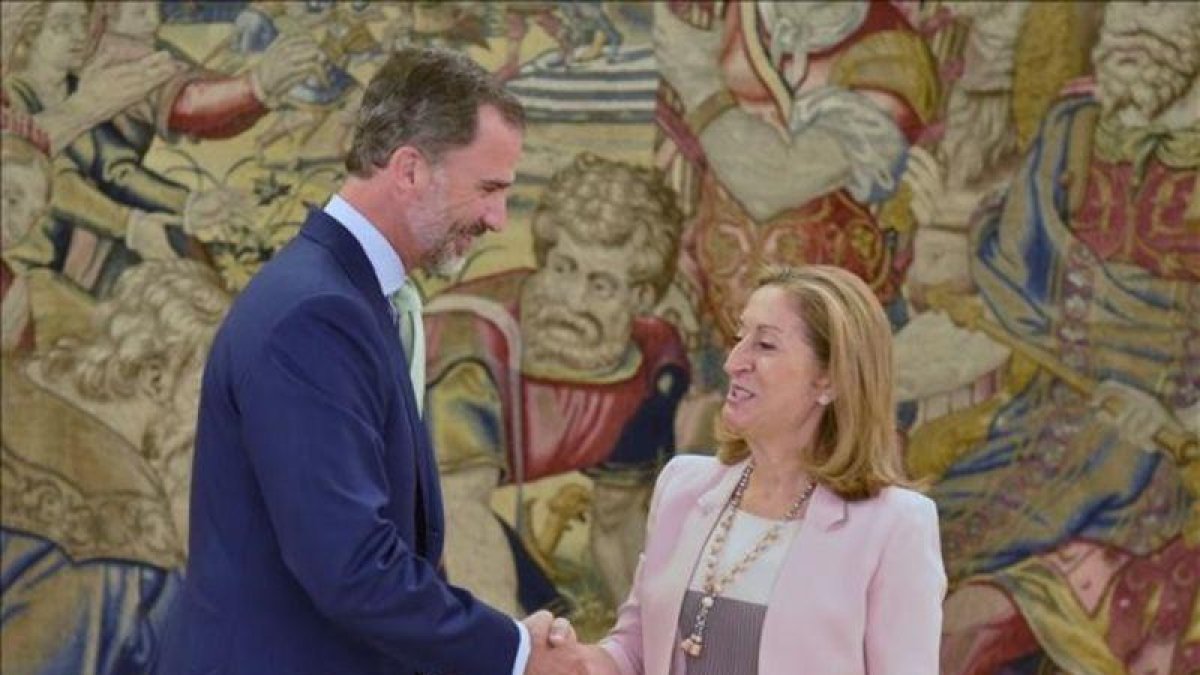El Rey y la presidenta del Congreso, Ana Pastor, este lunes en La Zarzuela.-AFP/GERARD JULIEN