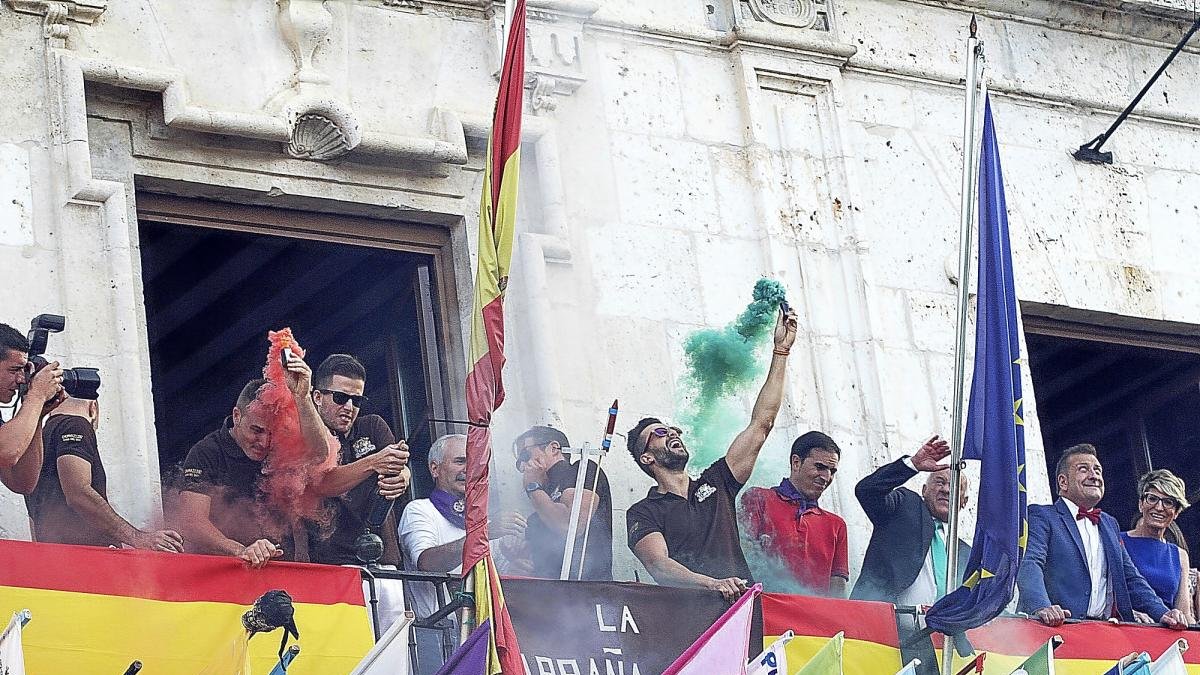 Las peñas del municipio vallisoletano de Nava del Rey dan comienzo a las fiestas de los Novillos en la edición anterior.-EL MUNDO