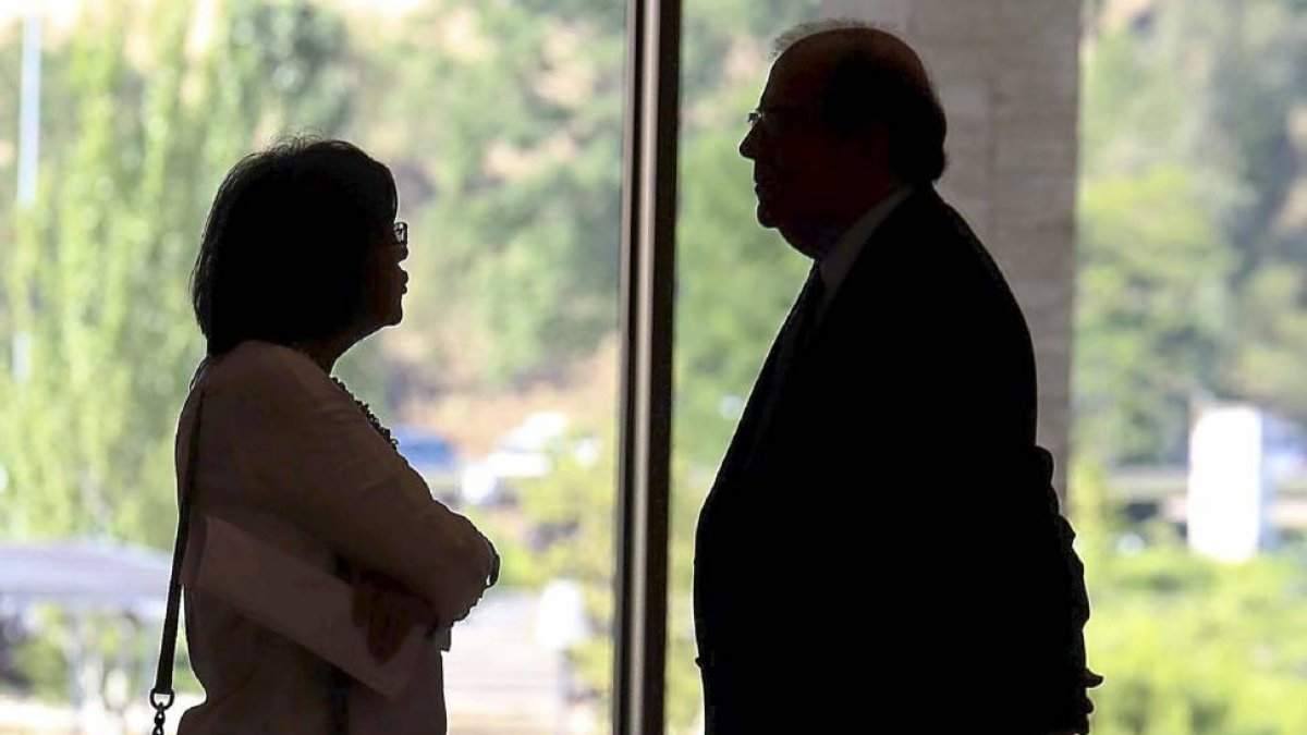 Juan Vicente Herrera conversa con Marimar Angulo, en las Cortes.-Ical