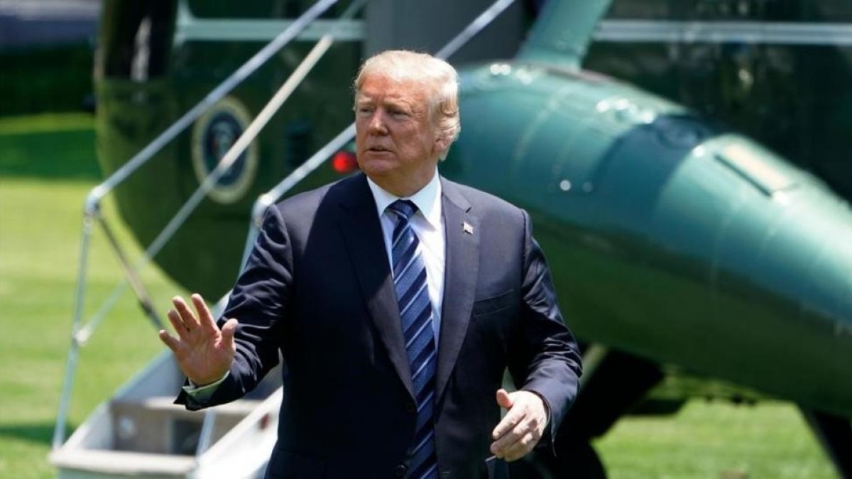 Trump saluda tras bajar del helicóptero que le ha trasladado de regreso a la Casa Blanca, este viernes.-MANDEL NGAN / AFP