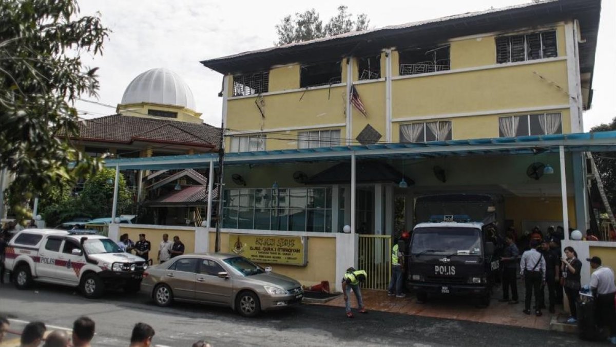 Vista frontal de la escuela religiosa incendiada en Kuala Lumpur, el 14 de septiembre-EFE / FAZRY ISMAIL