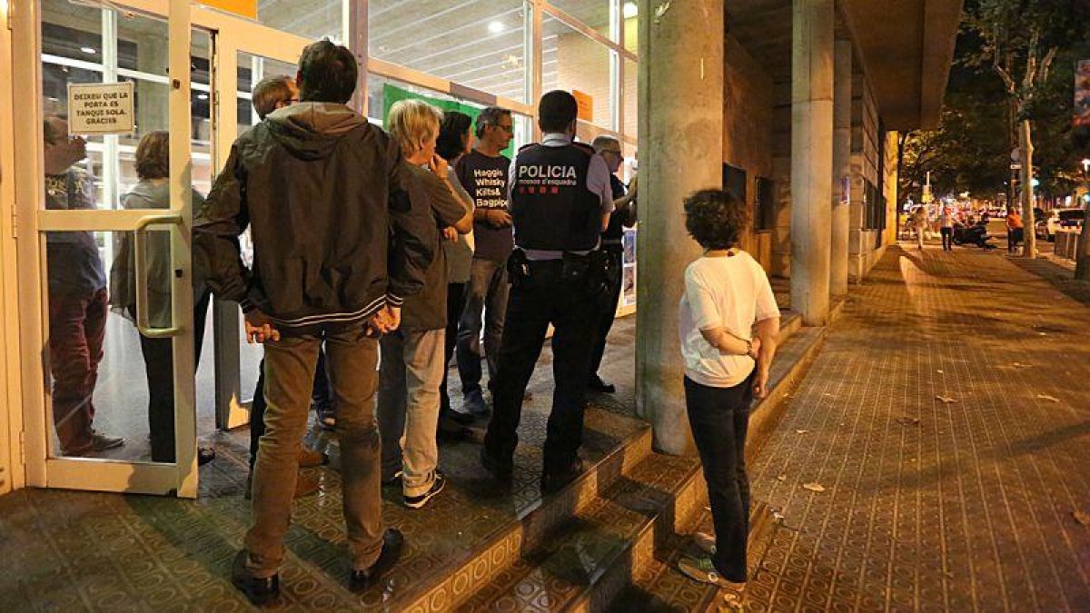 Las instrucciones de los Mossos a los ocupantes de un colegio que será sede electoral para el referéndum en Barcelona.-EL PERIÓDICO