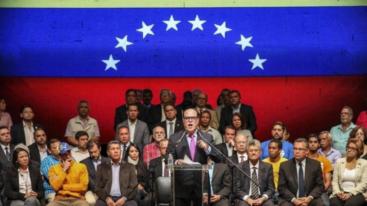 El presidente de la Asamblea Nacional, Julio Borges, durante el anuncio de un referéndum para frenar la asamblea constituyente de Maduro.-MIGUEL GUTIERREZ / EFE