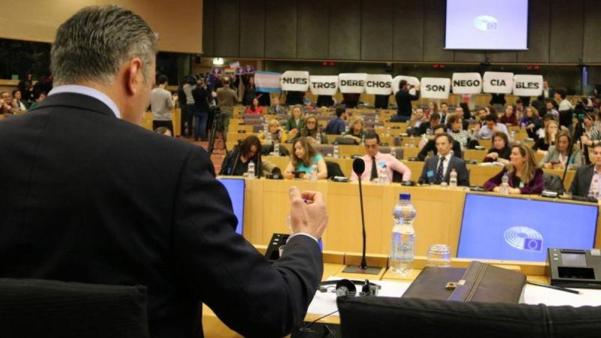 El secretario general de Vox,  Javier Ortega Smith,  durante la protesta de un grupo feminista en el Parlamento Europeo.-ACN