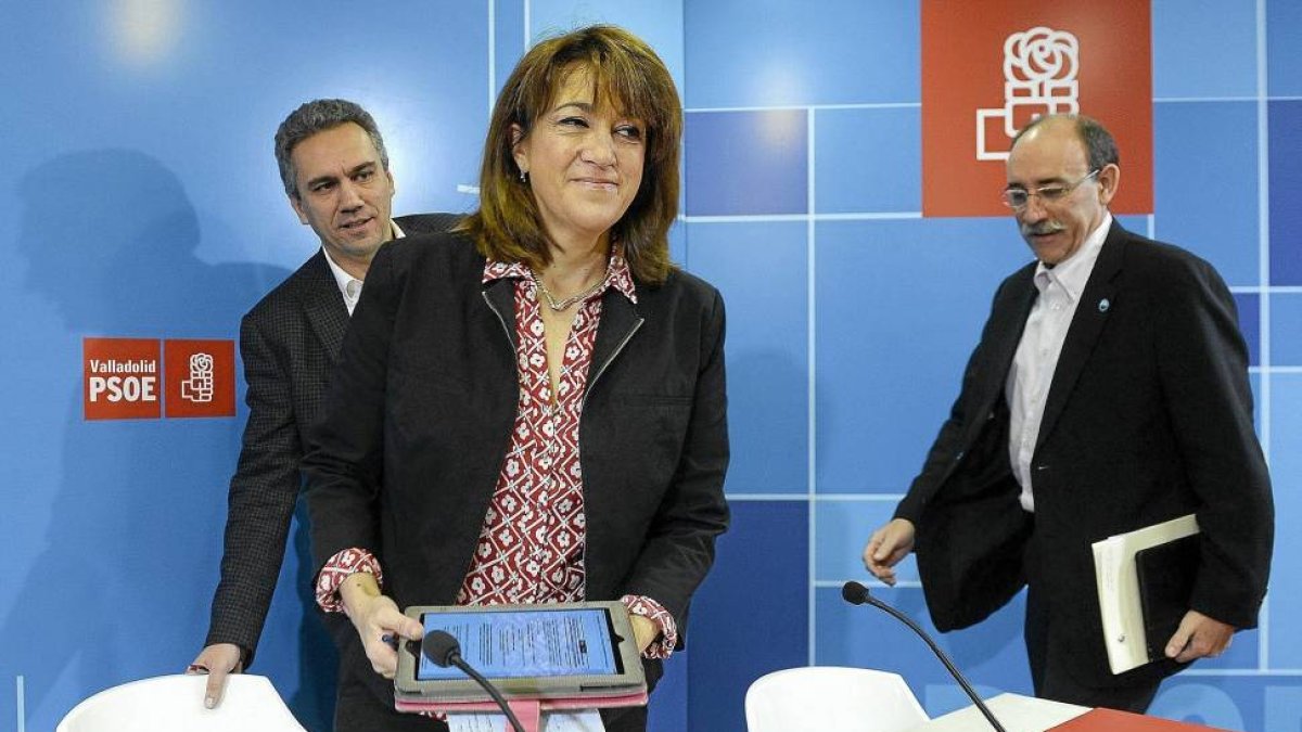 Los diputados socialistas Soraya Rodríguez y Mario Bedera (d), y el secretario provincial del PSOE de Valladolid, Javier Izquierdo-Efe