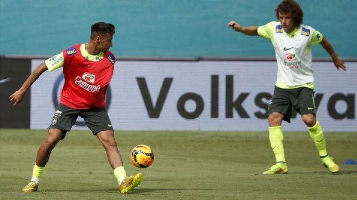 Neymar con David Luiz en un entrenamiento de Brasil en Miami.-Foto: EFE / RHONA WISE