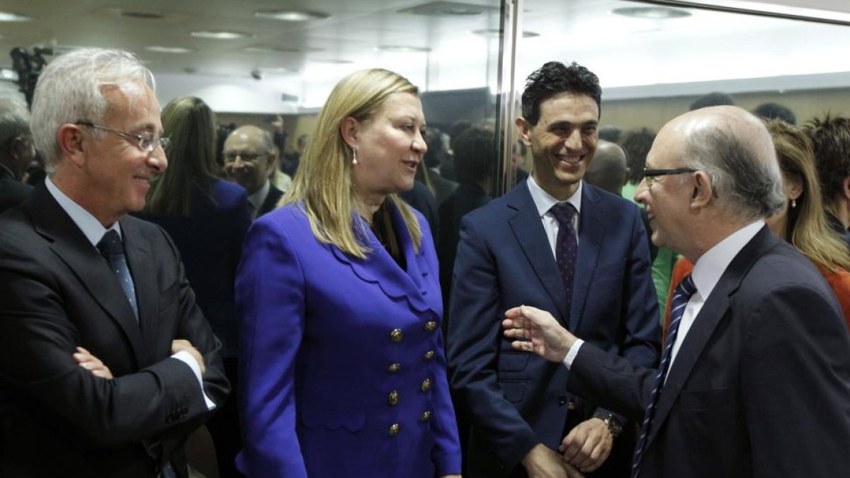 La consejera de Economía y Hacienda, Pilar del Olmo, saluda al ministro de Hacienda y Administraciones Públicas, Cristobal Montoro, al comienzo de la reunión del Consejo de Política Fiscal y Financiera.-ICAL