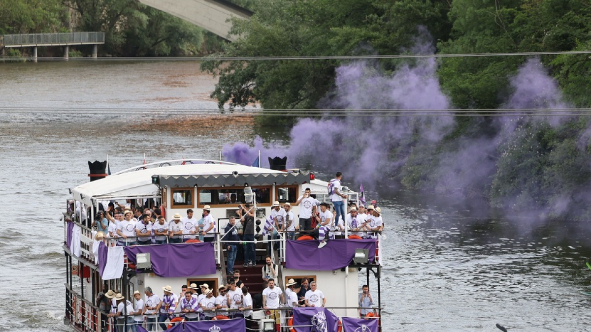 La Leyenda del Pisuerga con el Real Valladolid a bordo celebrando el ascenso a Primera. / PHOTOGENIC