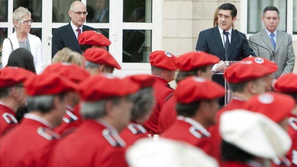 Un grupo de ertzainas desfila en la academia de la policía vasca en Arkaute (Álava) en un homenaje a las víctimas del terrorismo celebrado en tiempos del lehendakari Patxi López.-DAVID AGUILAR (EFE)