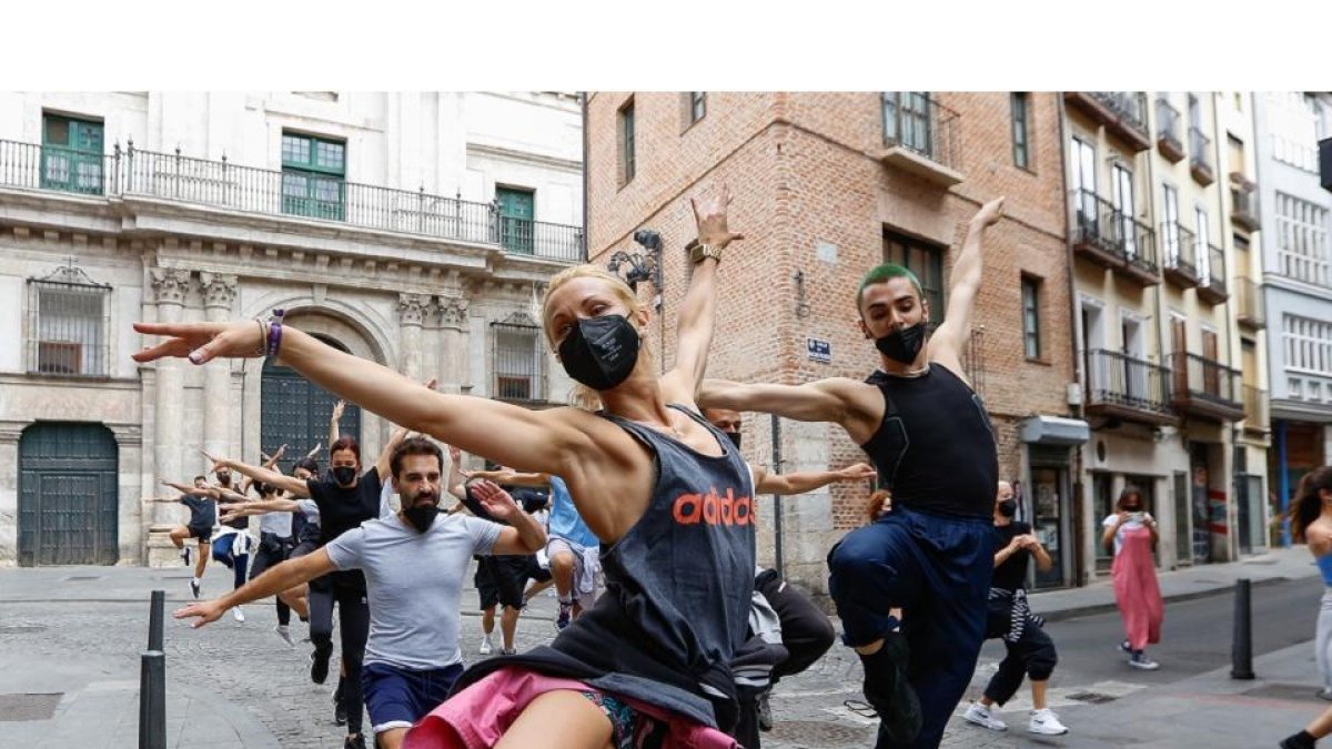 Bailarines de la película ensayan una coreografía de ‘Voy a pasármelo bien’. J.M. LOSTAU