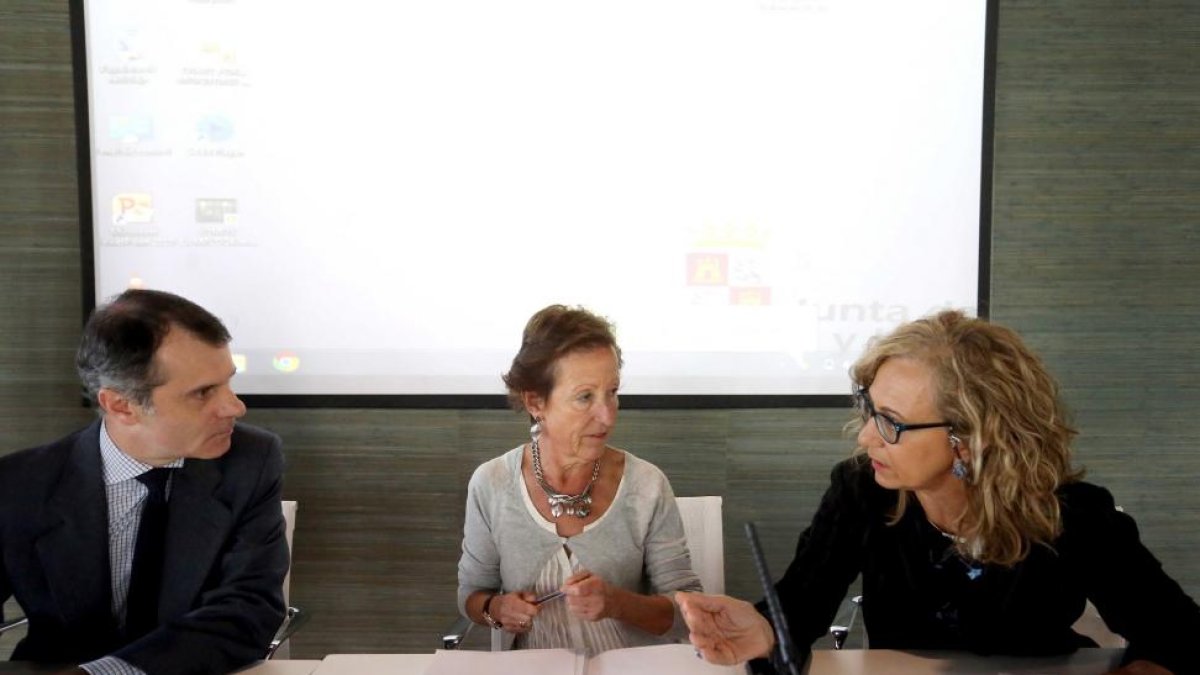 Pilar Martín Nájera (c), junto a la fiscal superior Lourdes Rey y el secretario de Presidencia José Manuel Herrero.-ICAL