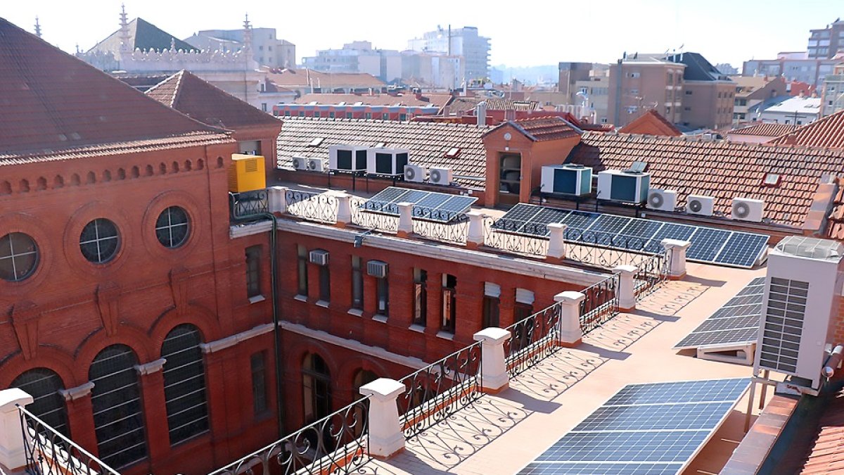 Placas fotovoltaicas instaladas en la azotea del Ayuntamiento. / EL MUNDO