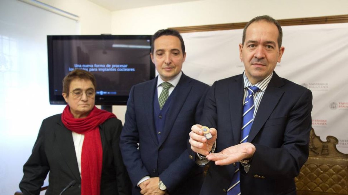 En la imagen el investigador principal del proyecto, Enrique A. López Poveda (D) y el vicerrector de investigación Juan M. Corchado (C) y Raquel E. Rodriguez del Instituto de Neurociencias-Ical