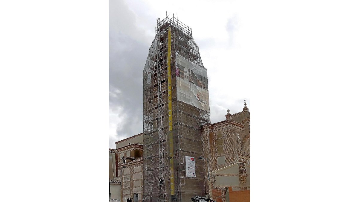 Torre de la Iglesia de San Pedro de Serrada, cubierta de andamios por las obras de rehabilitación que concluirán este mes.-S.G.C.