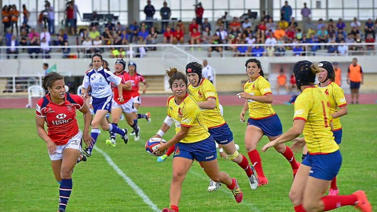 La selección española inicia un ataque frente a Hong Kong, que jugó en Medina del Campo días después de hacerlo en Pepe Rojo en mayo de 2017