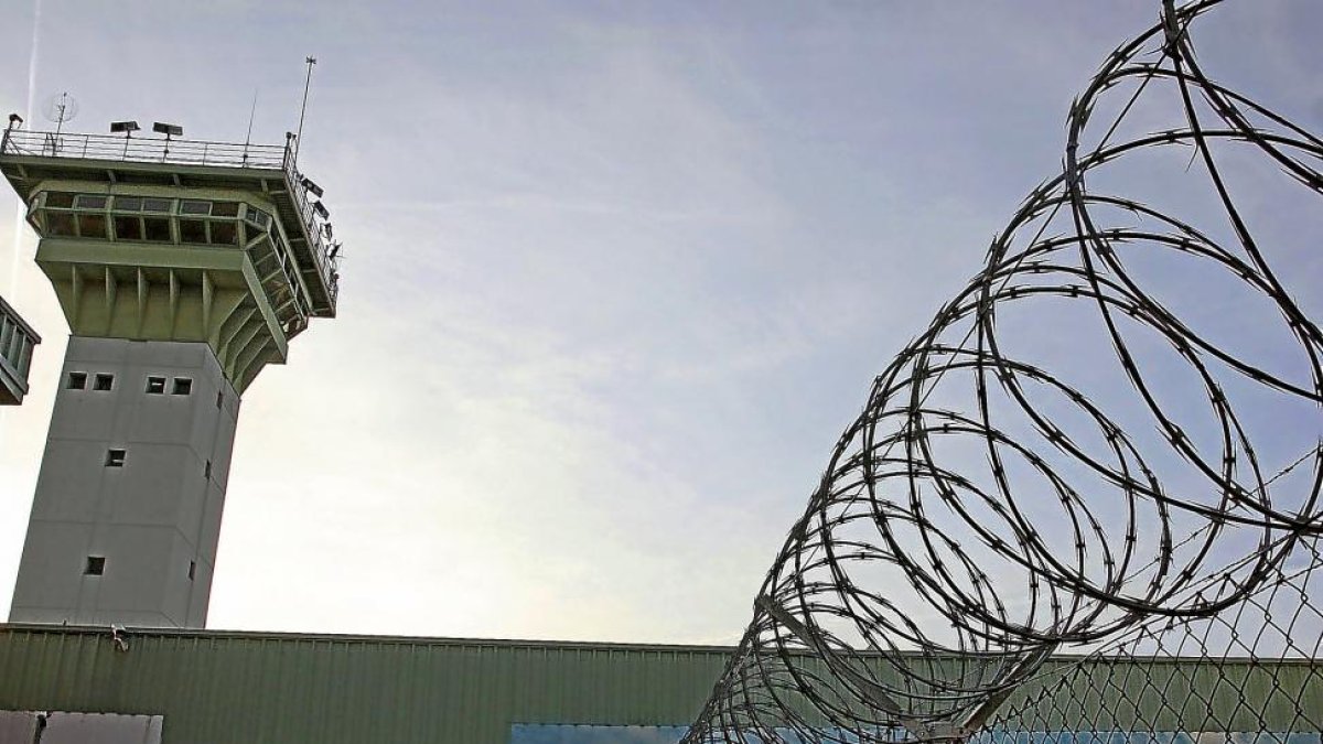 Torre de vigilancia y alambrada del centro penitenciario de Dueñas.-ICAL