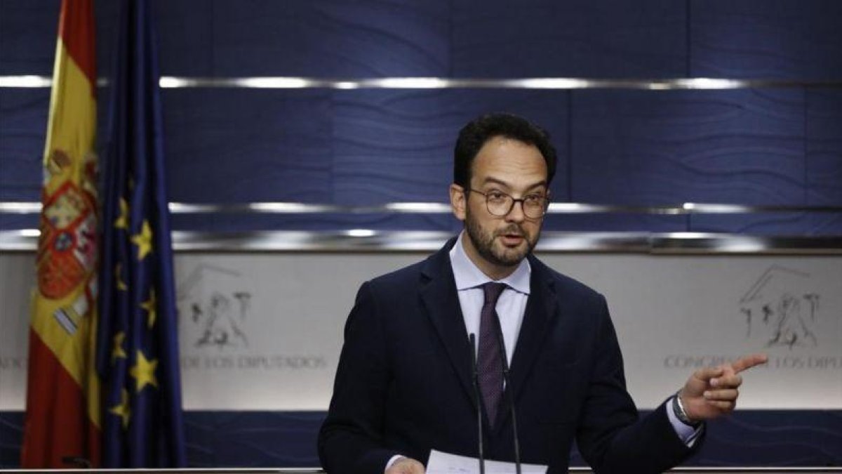 El portavoz socialista, Antonio Hernando, en rueda de prensa en el Congreso.-EFE