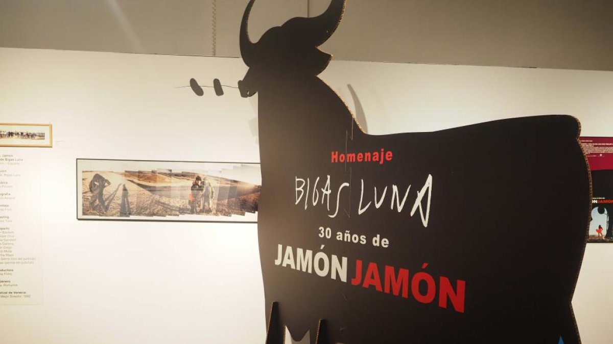 <p>La 67 Semana Internacional de Cine de Valladolid no falta al recuerdo de una de las películas más icónicas del cine español, rindiendo tributo a <em>Jamón, jamón</em>, la recordada película de <strong>Bigas Luna</strong>, en el treinta aniversario de su estreno. Las Francesas ha sido el lugar elegido para la exposición donde diversos artículos únicos del film se enseñan de cara el público. Desde el recordado vestido rojo de Silvia, los calzoncillos de Raúl, hasta una réplica de los huevos del Toro de Osborne. </p>