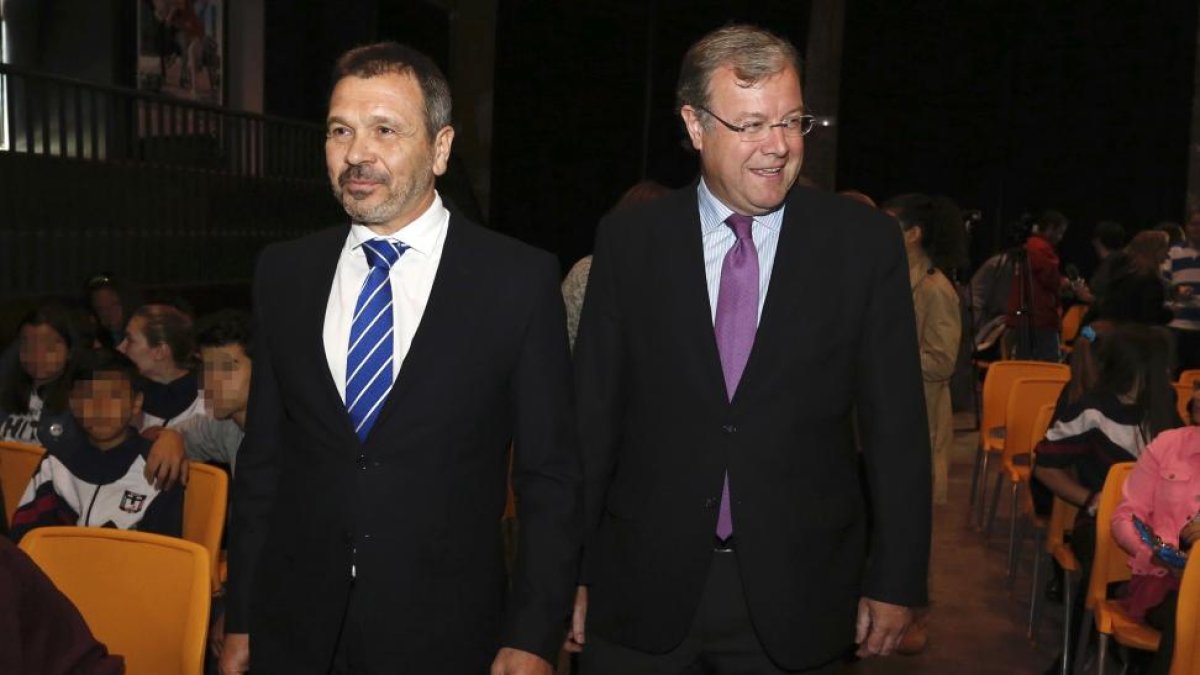 El alcalde de León, Antonio Silván, y el director general de Incibe, Miguel Rego, inauguran la jornada organizada con motivo de la celebración del ‘Día de Internet’-ICAL