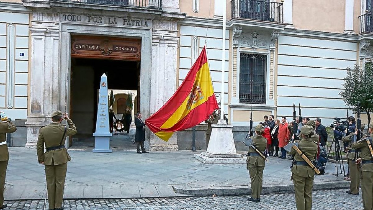 Momento del arriado de la bandera de España ante una representación de periodistas de Valladolid.-E. M.