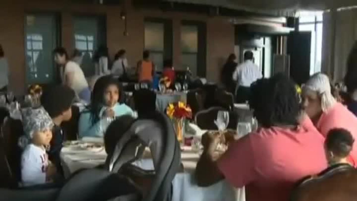 La familia de una novia, plantada el día antes de la boda, regala el banquete a los mendigos de Sacramento.-YOUTUBE