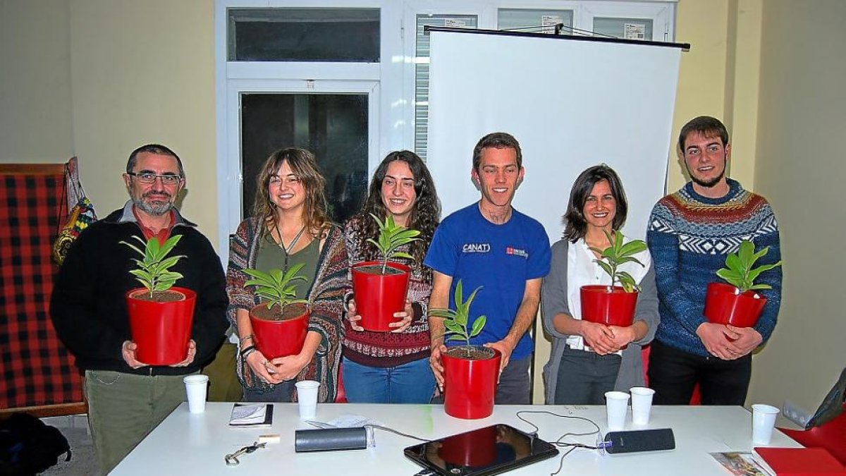 Violeta, Raquel, Juan, Marta y Miguel durante el acto celebrado con los vecinos de La Pilarica.-EL MUNDO