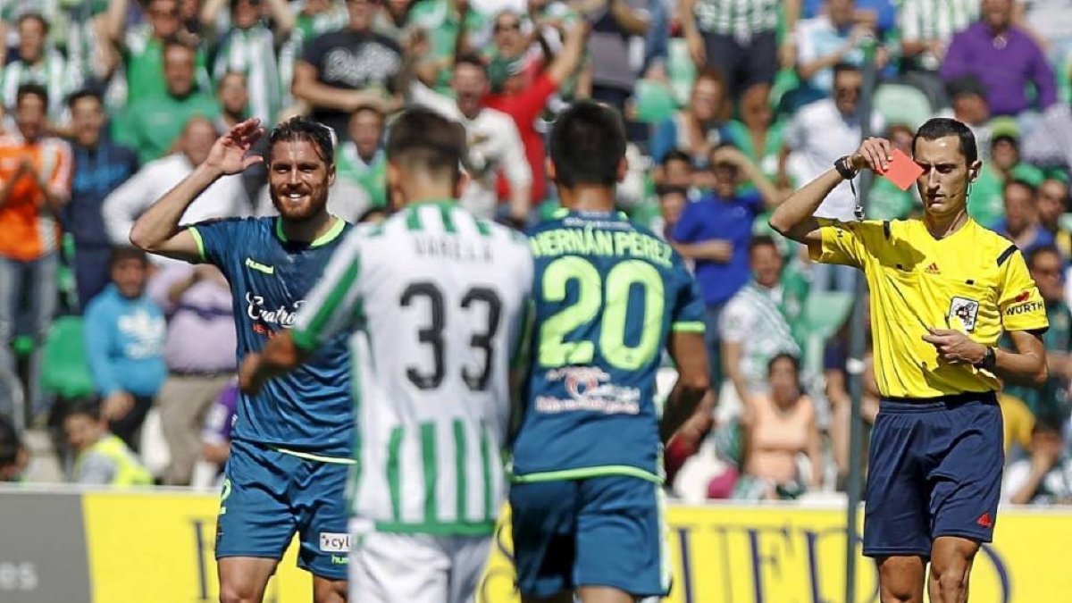 El lateral blanquivioleta Chica abandona el campo tras ser expulsado por Sánchez Martínez-Antonio Pizarro / Diario de Sevilla