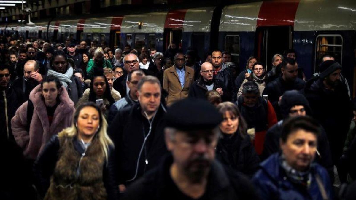 Viajeros bajan de un tren regional en la Gare du Nord, en París.-ETIENNE LAURENT
