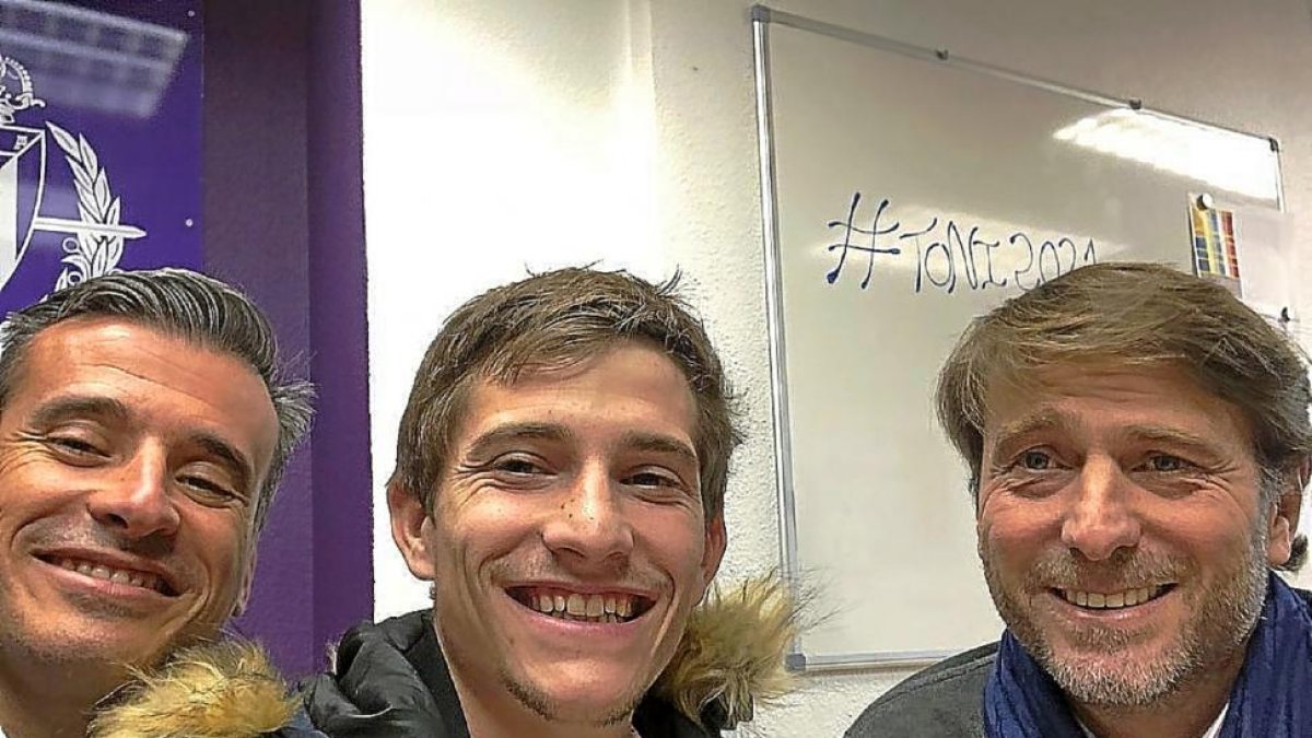 ‘Selfie’ de Toni (centro), junto a Gómez y Suárez, ayer en las oficinas del Real Valladolid.-TWITTER