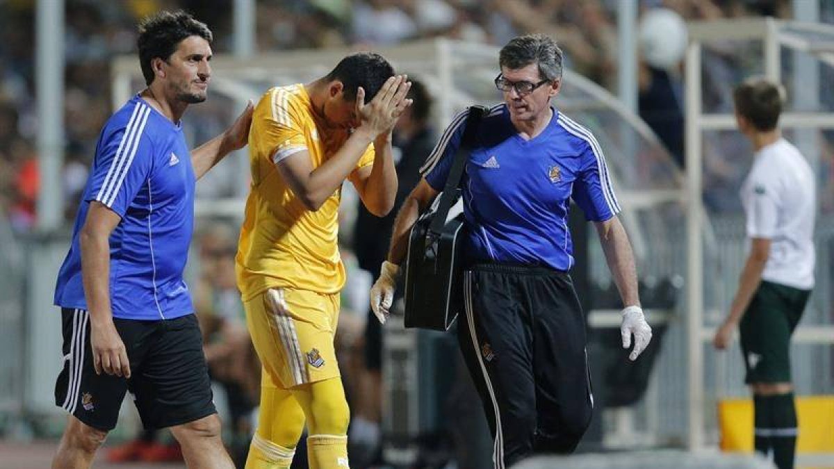 El guardameta de la Real Sociedad, Geronimo Rulli de la Real Sociedad es consolado.-Foto: EFE / ANATOLY MALTSEV