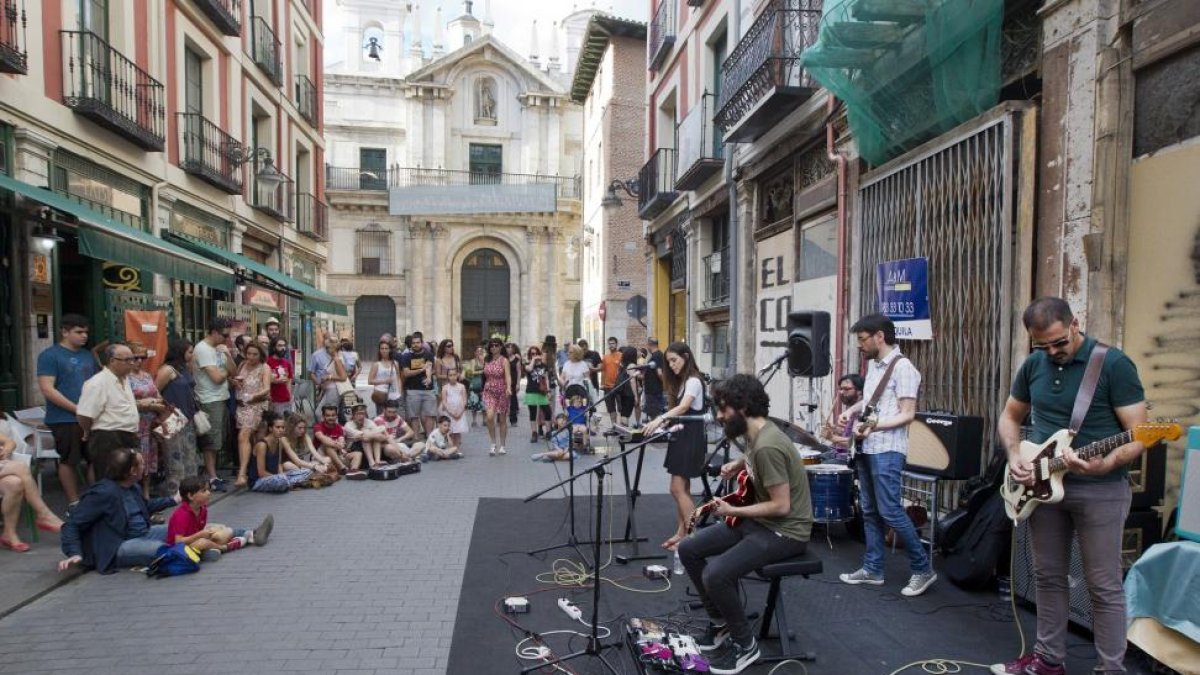 Actuación de Tuxedo en la Fiesta de la Música del año pasado en la calle Platerías.-J.M. LOSTAU