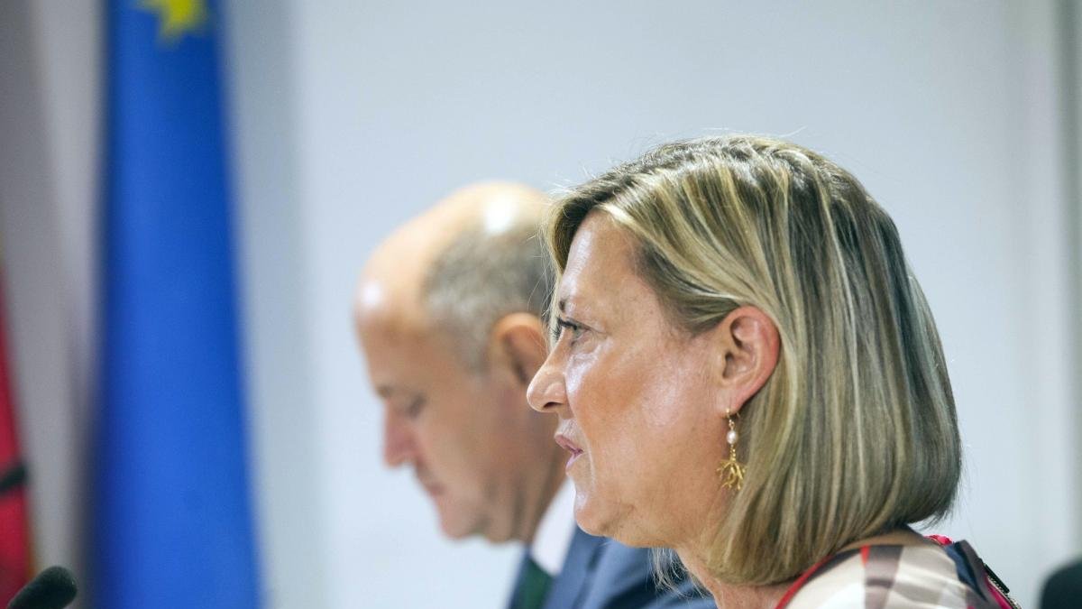 La consejera de Economía y Hacienda, Pilar del Olmo, presenta la Contabilidad Regional de Castilla y León correspondiente al segundo trimestre de 2018 junto al director general de Presupuestos, Armando Baeta.-MIRIAM CHACÓN / ICAL