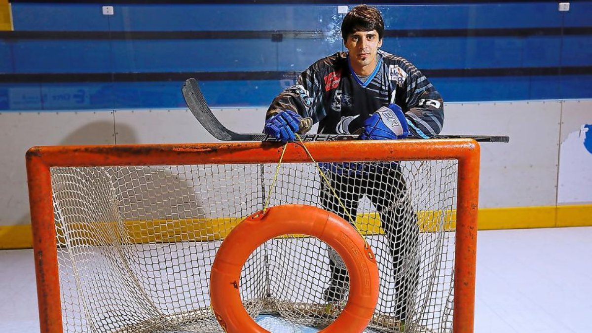 José Caraballo posa con el stick y un salvavidas sobre la pista de Canterac, en la que defiende la camiseta del CPLV.-J.M. LOSTAU