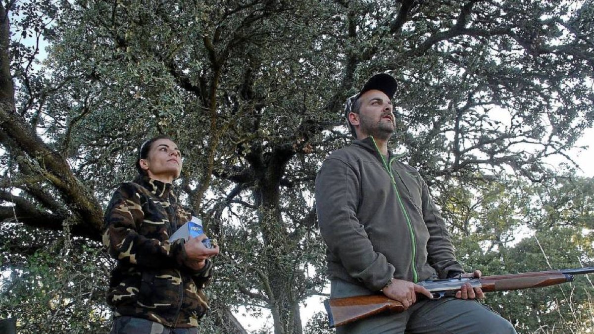 Una pareja de cazadores en un paso de tórtolas.-L.F