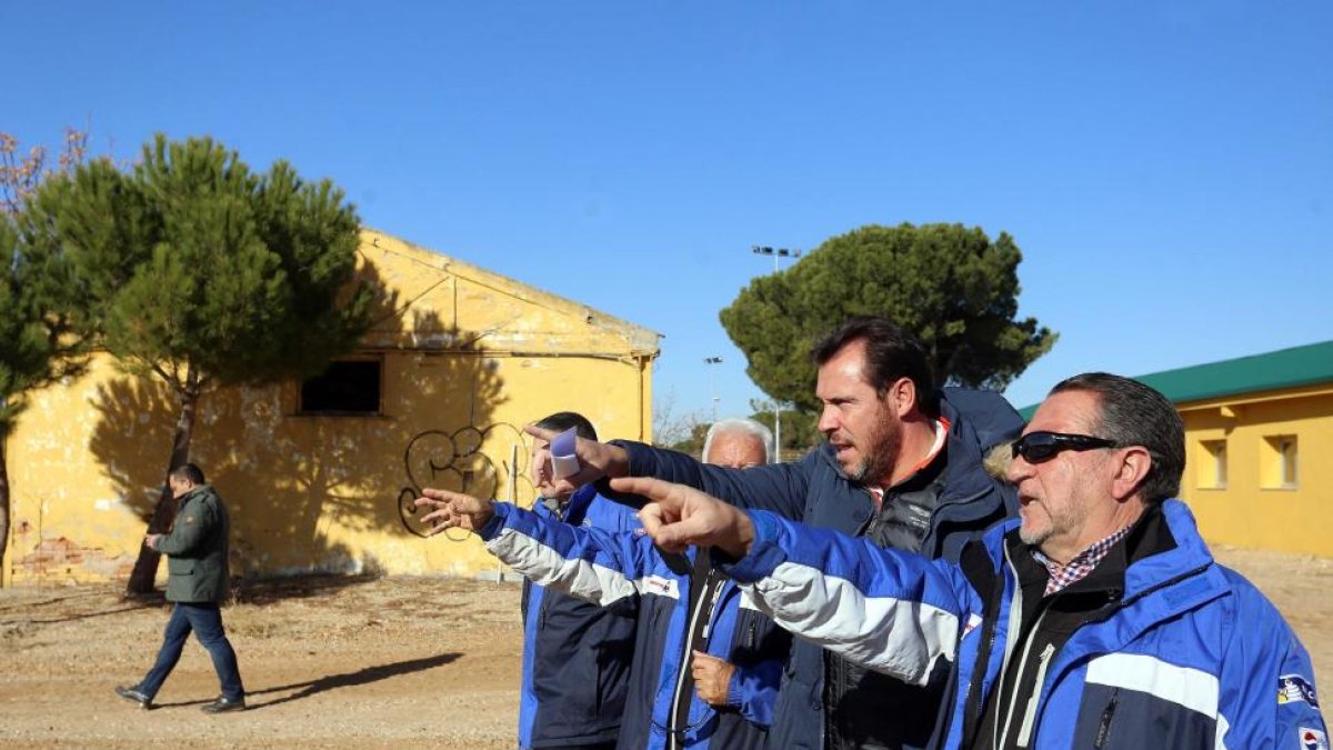 El alcalde Óscar Puente visita las obras realizadas por la Concejalía de Urbanismo en la zona de Pingüinos, en la antigua Hípica Militar.-MIRIAM CHACÓN / ICAL