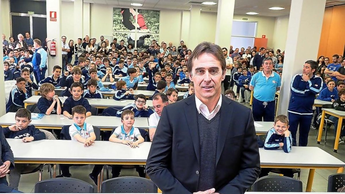 Julen Lopetegui, antes de comenzar la conferencia que dio ayer a los jugadores del CD Arces.-PABLO REQUEJO