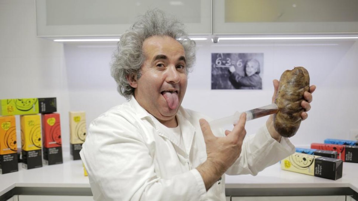 Roberto da Silva, alma máter de una de las fábricas de embutidos más innovadoras de España, con una pieza de su célebre Morcilla de Autor, caracterizado como Albert Einstein en su fábrica de Cardeñadijo (Burgos)-ARGI