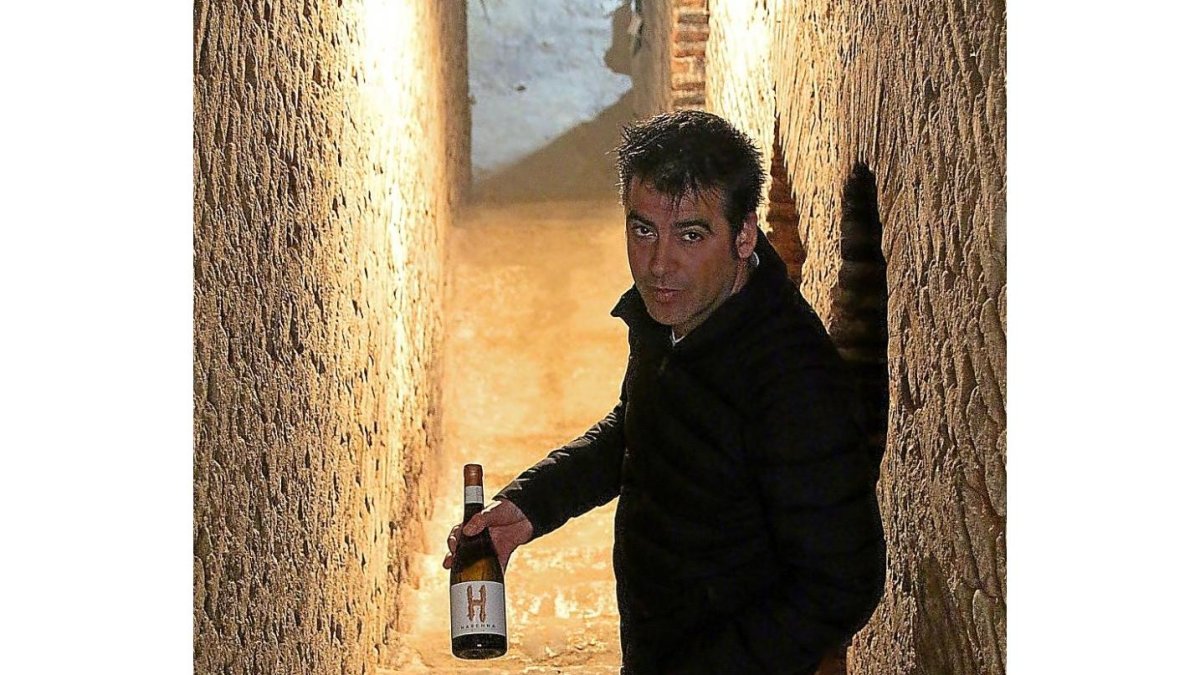Antonio Arévalo con una botella del blanco Harenna, en la escalera de la bodega subterránea.-MAR TORRES
