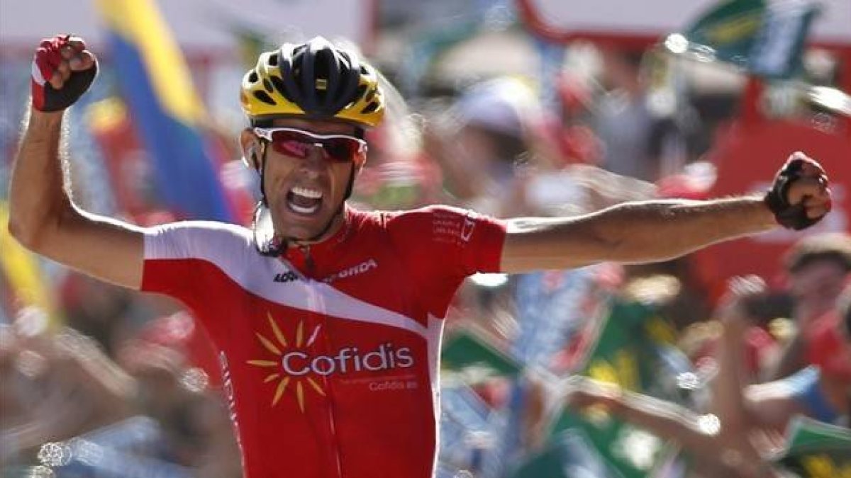 El ciclista del Cofidis Dani Navarro entra como vencedor en la meta de Cabárceno.-