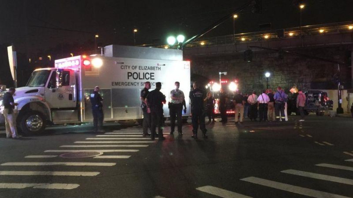 Policías y servicios de emergencias, en los alrededores de la estación de tren de Elizabeth, en Nueva Jersey.-EL PERIÓDICO