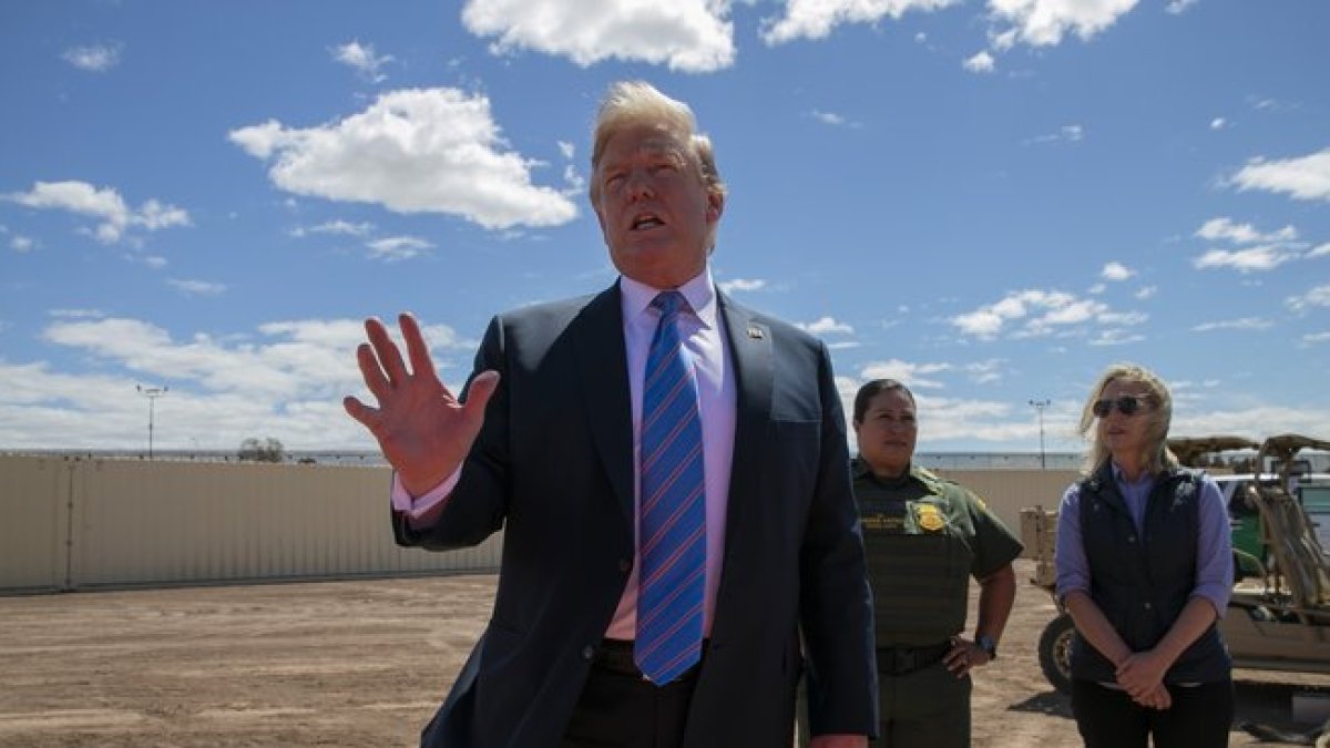 Trump condenó el aumento colosal en la llegada de indocumentados a la zona limítrofe.-AP