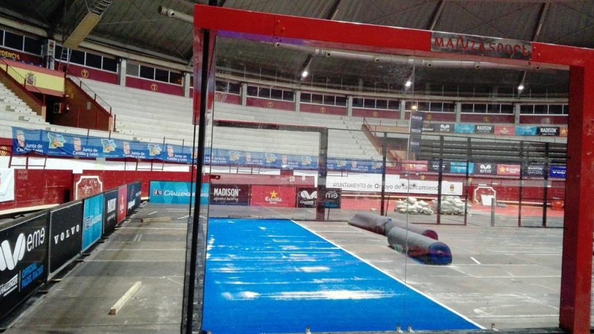 Obras ayer de acondicionamiento en la plaza de toros cubierta de Arroyo de la Encomienda colocando en la pista central el césped artificial.-WPT