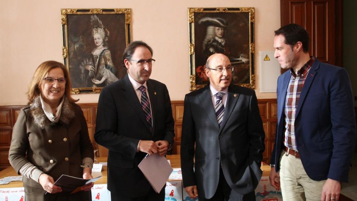 (IaD)La vicerrectora del Campus Universitario de La Yutera, Mercedes Sánchez Báscones, el alcalde de Palencia, Alfonso Polanco, el director del Centro Internacional Santander Emprendimiento -CISE-, Federico Gutiérrez-Solana, y el concejal de Desarrollo ec-ICAL