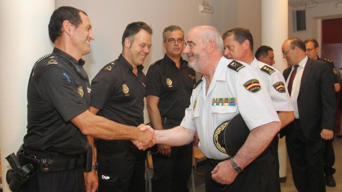 (I a D) El nuevo jefe superior de Policía de Castilla y León, Jorge Zurita Bayona; el comisario jefe de la Policía Nacional en Palencia, Jesús del Amo; y el subdelegado del Gobierno, Luis Miguel Cárcel; a su llegada a la comisaría de Palencia.-ICAL