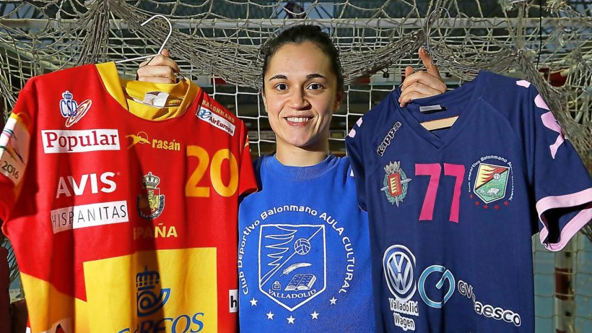 Amaia posa sonriente entre las camisetas de la selección española y del Aula Valladolid.-J.M.LOSTAU