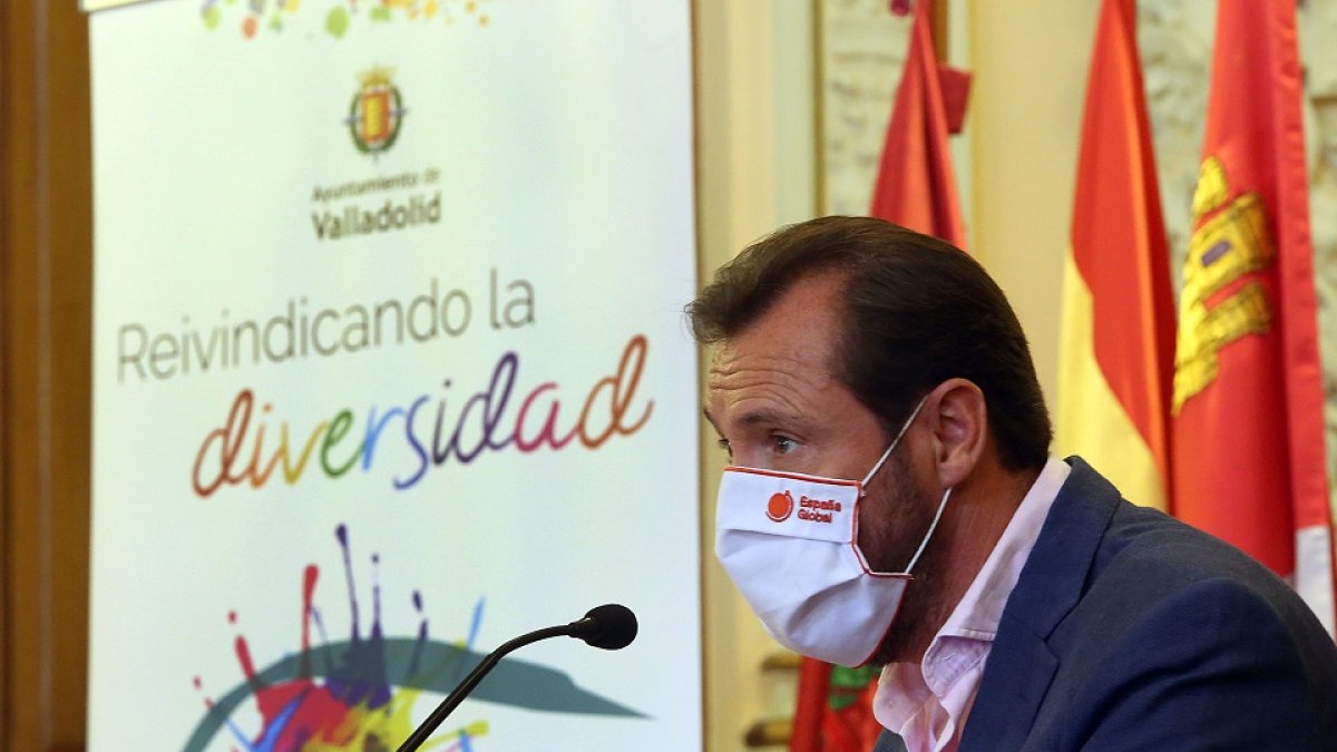 El alcalde de Valladolid, Óscar Puente, preside el acto institucional con motivo del Día del Orgullo LGBTI. - ICAL