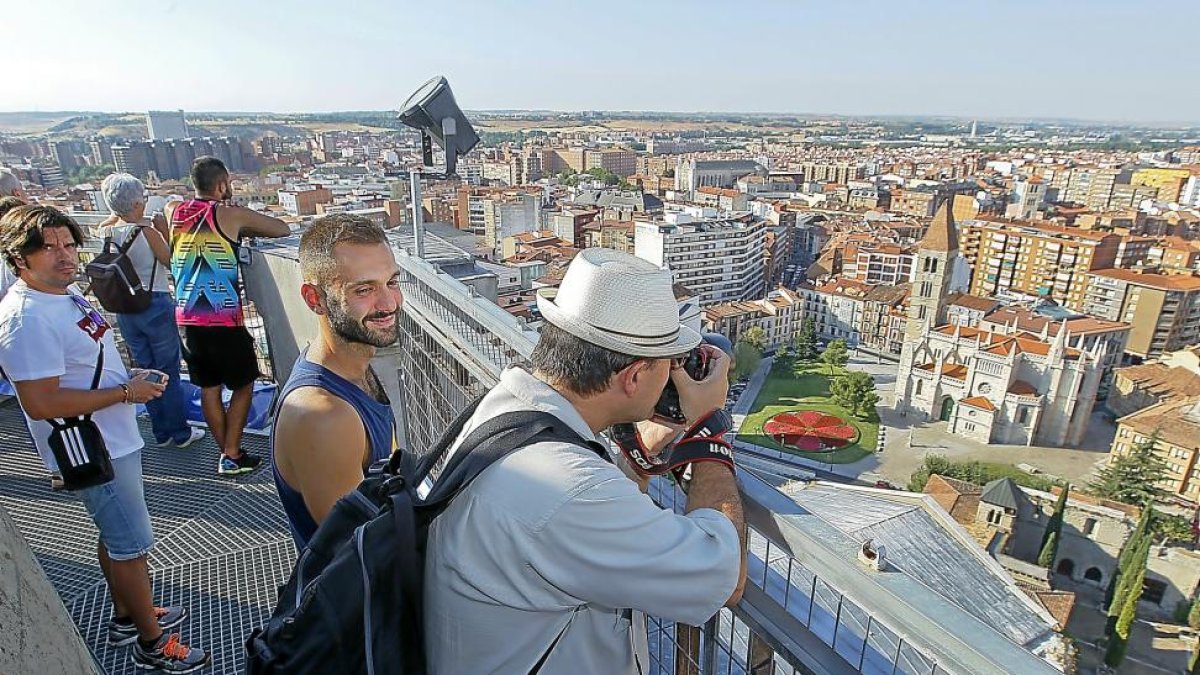 Turistas en la torre de la Catedral de Valladolid.-J. M. LOSTAU
