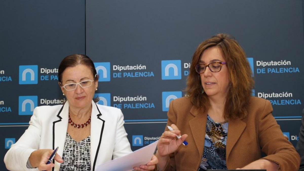 La presidenta de la Diputación, Ángeles Armisén (D), y la directora del Área Social de la Fundación Caja de Burgos, Rosa Pérez (I), suscriben el convenio de colaboración para el desarrollo de programas de educación ambiental en diversos centros escolares-ICAL