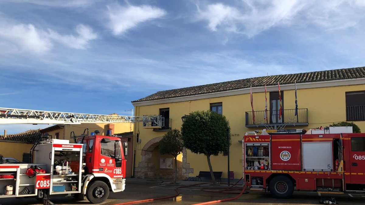 Los bomberos de la Diputación de Valladolid sofocan un incendio en el Ayuntamiento de San Miguel del Pino.- E. M.
